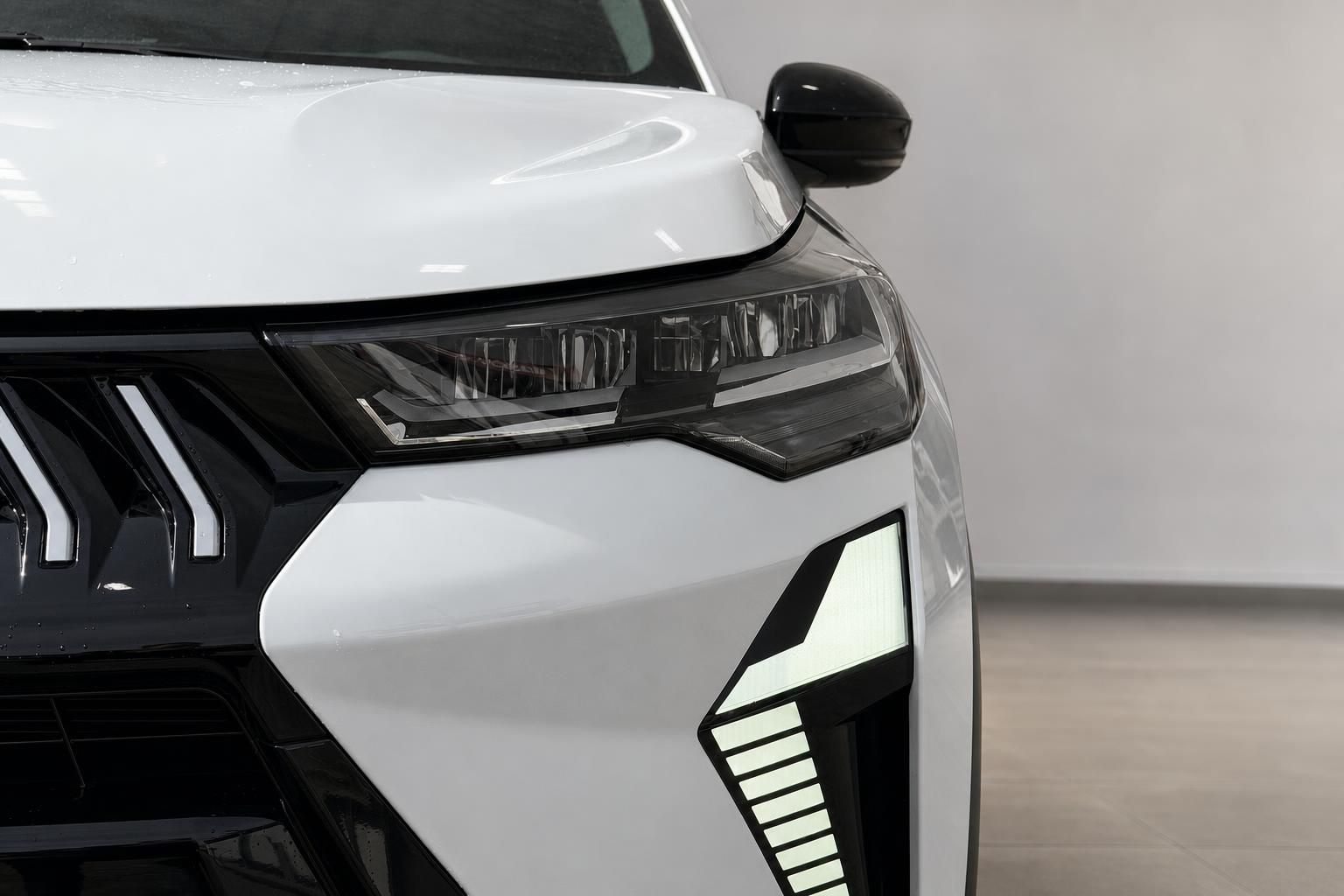 Nahaufnahme LED-Scheinwerfer und Front eines weißen Mitsubishi SUV mit Tagfahrlicht