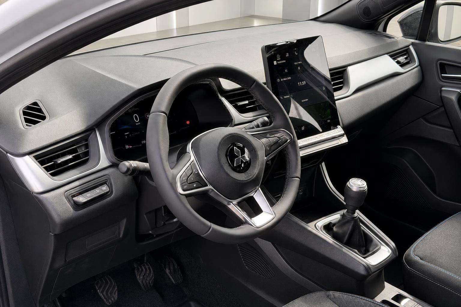 Mitsubishi Innenraum mit Lenkrad, Touchscreen-Infotainment und Schaltgetriebe