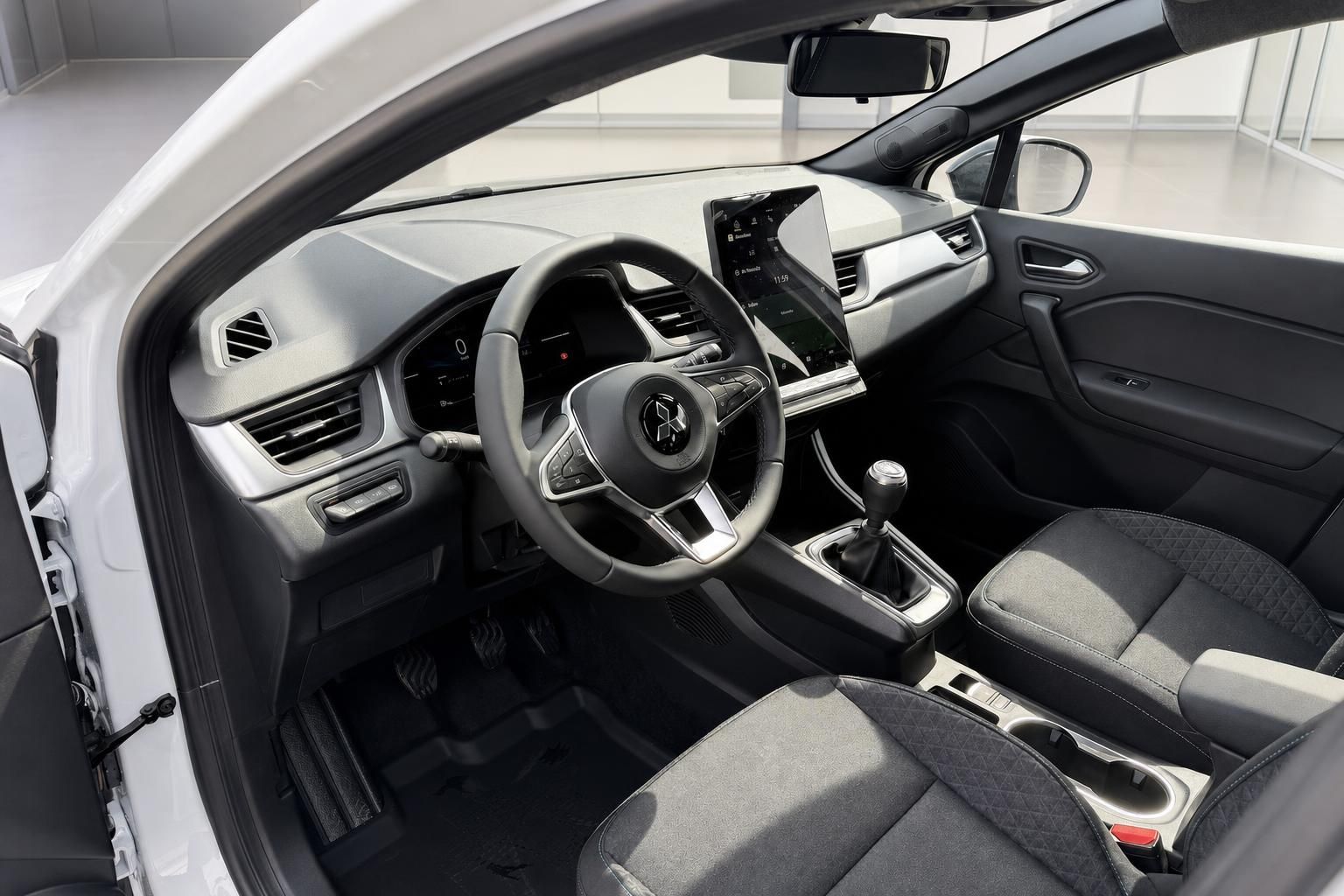 Mitsubishi Cockpit mit Lenkrad, digitalem Display und Schaltgetriebe von der Fahrerseite