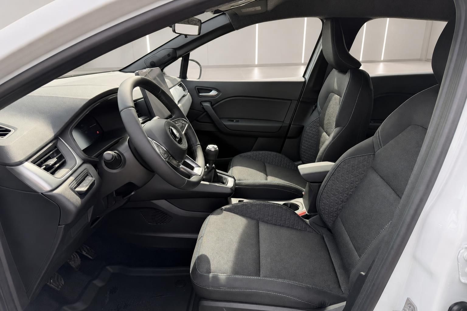 Mitsubishi Innenraum Vordersitze mit schwarzem Stoffbezug und Schaltgetriebe Seitenansicht