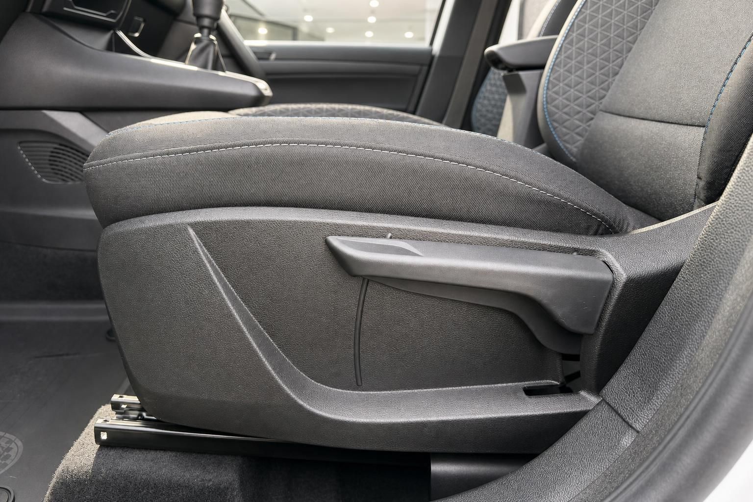 Fahrzeugsitz mit Stoff-Alcantara-Bezug und Sitzverstellung im Mitsubishi Innenraum