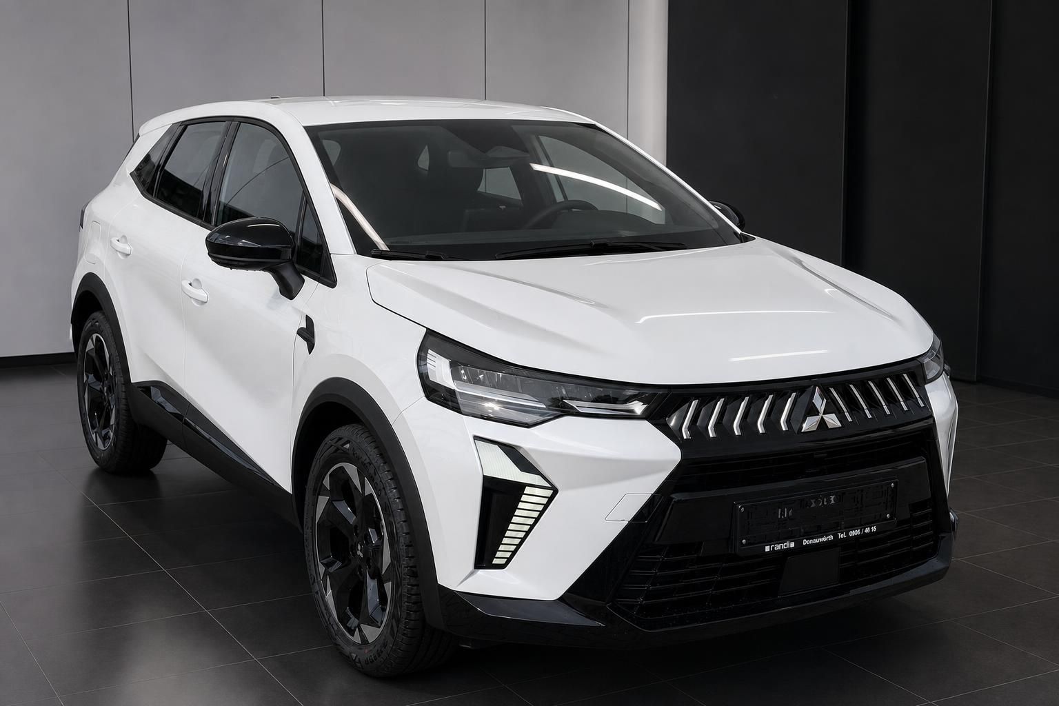 Mitsubishi ASX weiss SUV Dreiviertelansicht vorne links im Autohaus Showroom