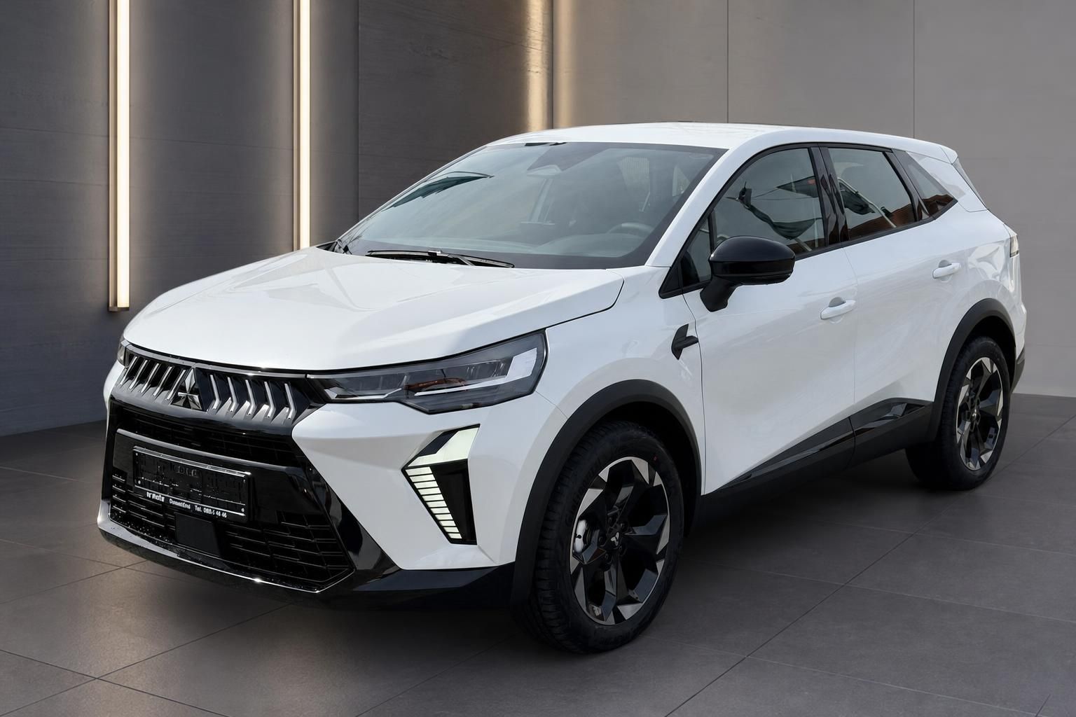 Mitsubishi ASX weiss SUV Frontansicht schraeg links im Autohaus Donauwörth