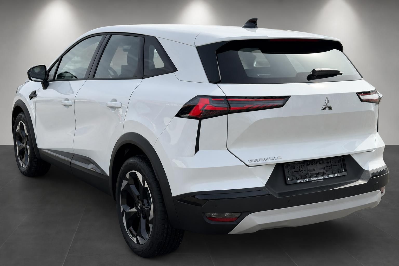 Mitsubishi Grandis weißer SUV Heckansicht schräg mit LED-Rückleuchten und schwarzen Leichtmetallfelgen