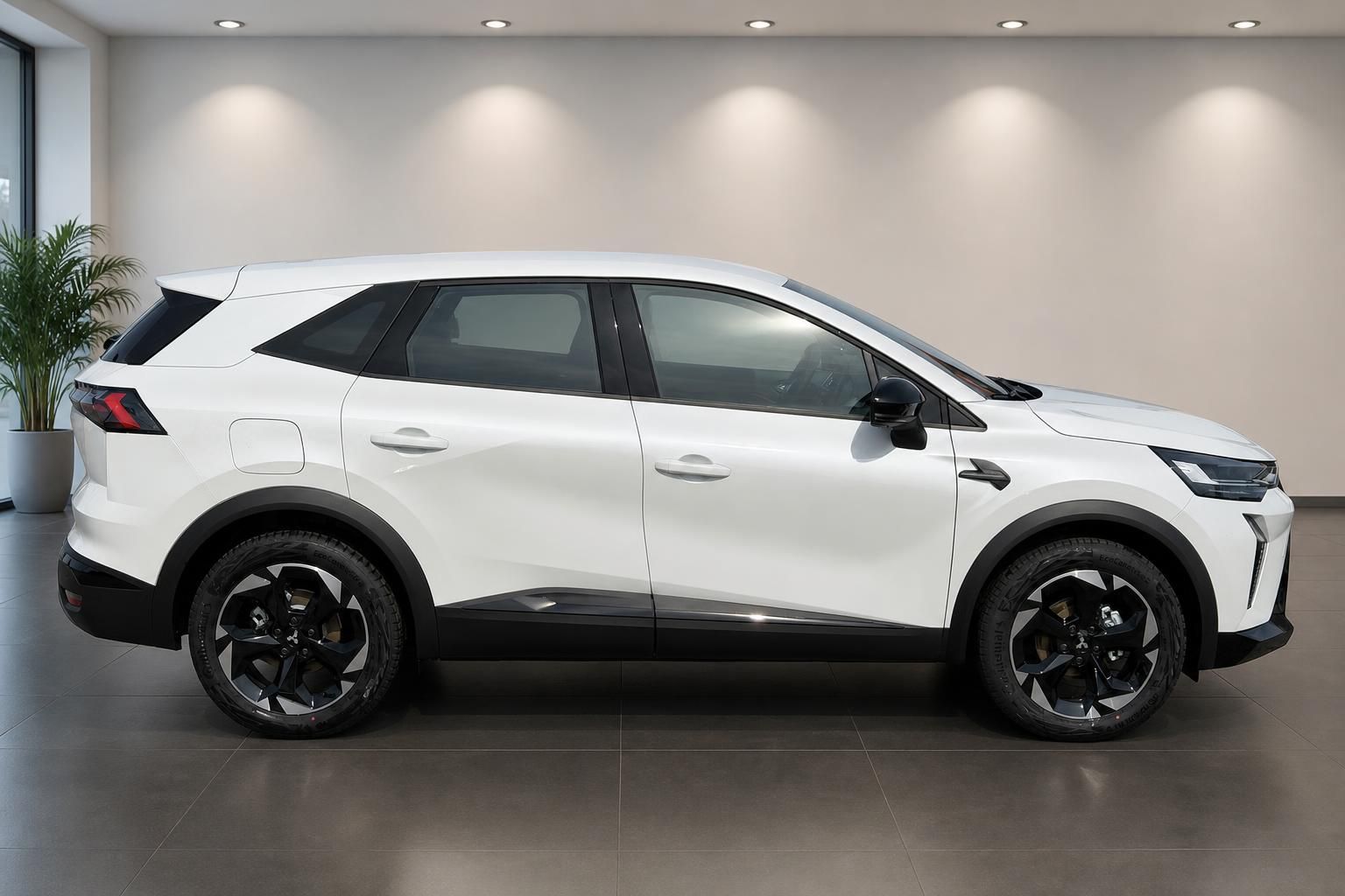 Mitsubishi Grandis weißer SUV Seitenansicht mit schwarzen 18-Zoll Felgen im modernen Autohaus