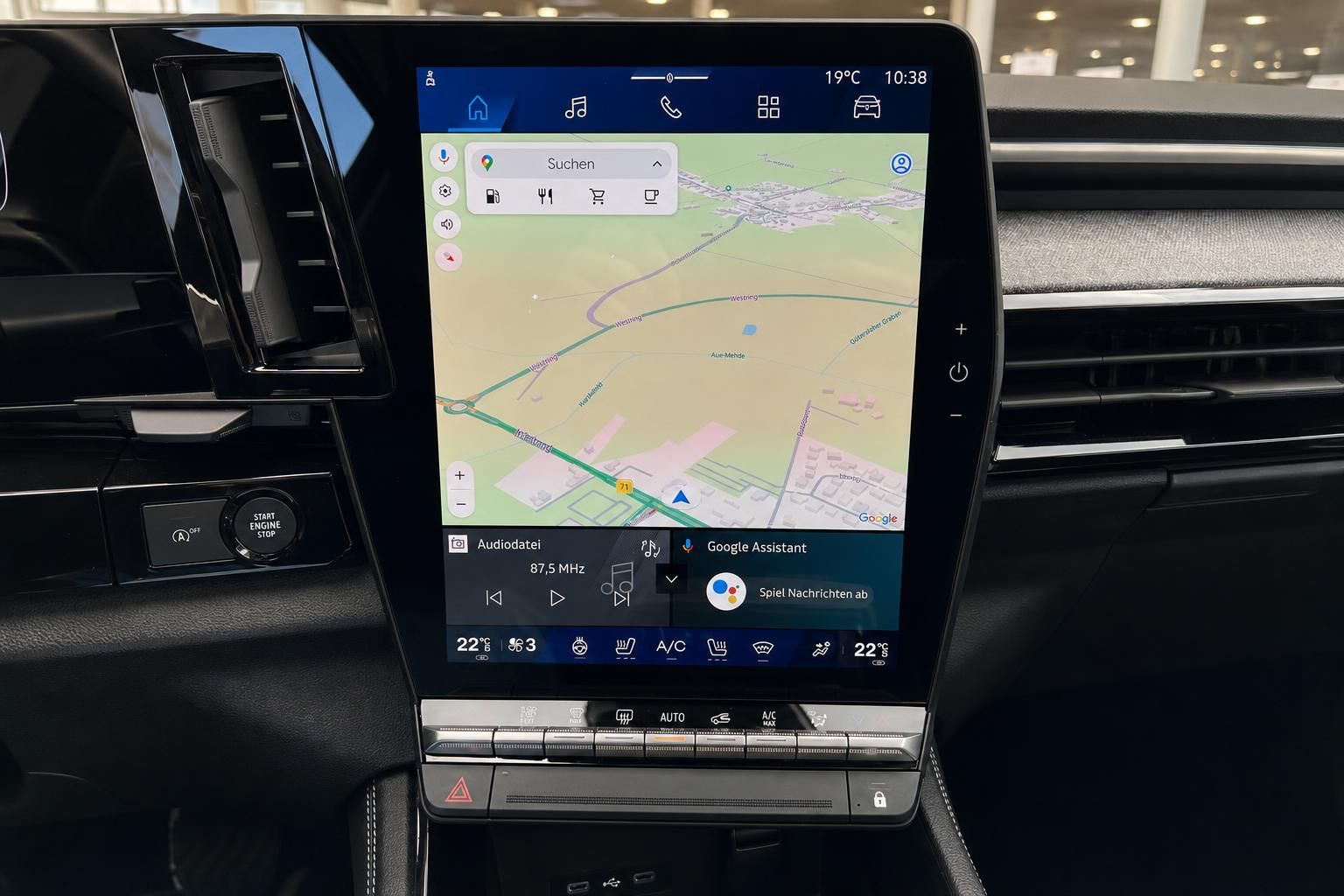 Infotainment-Display mit Navigationskarte im Fahrzeug-Cockpit