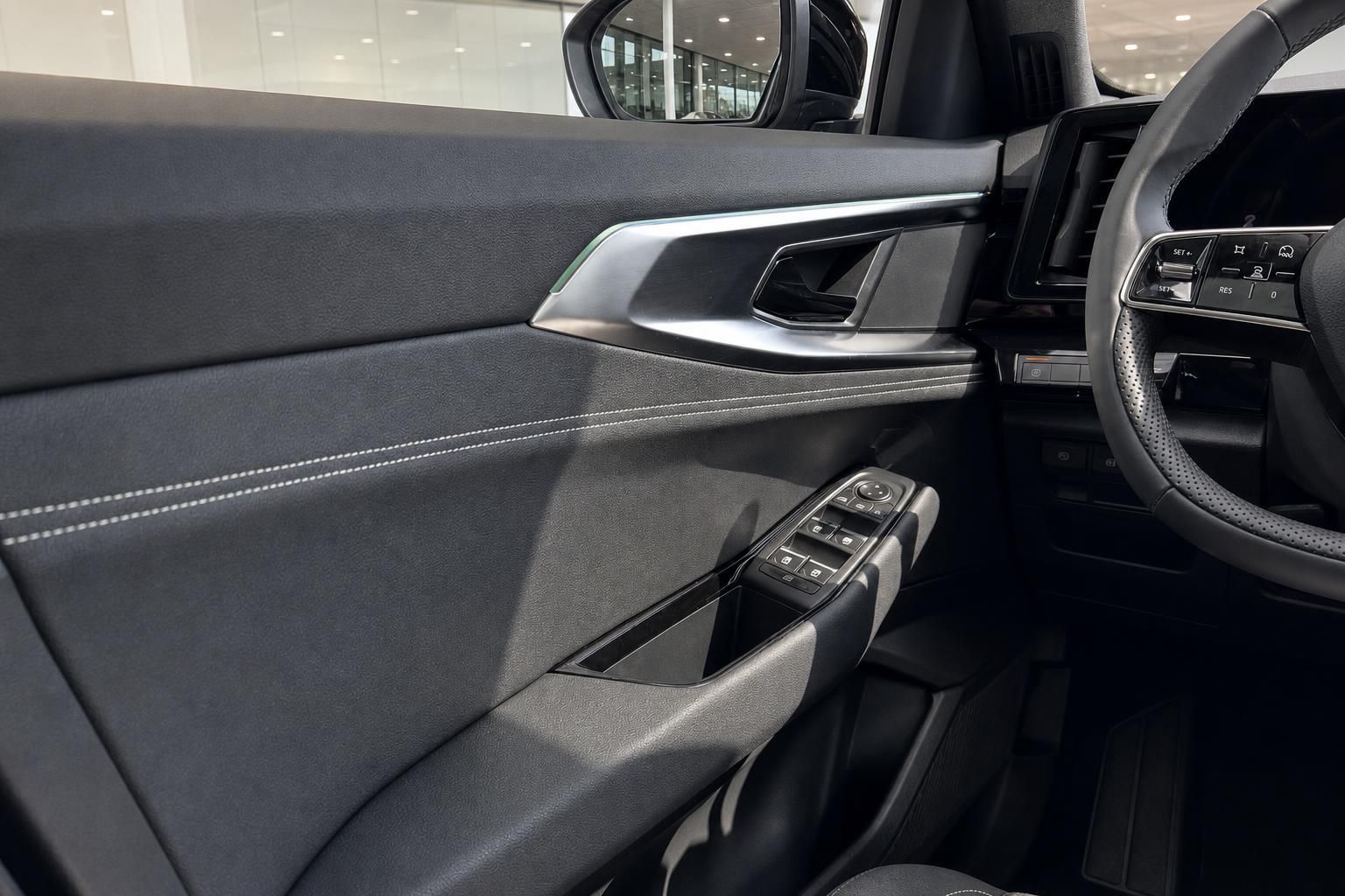 Tuerverkleidung mit Bedienelementen im Fahrzeuginterieur