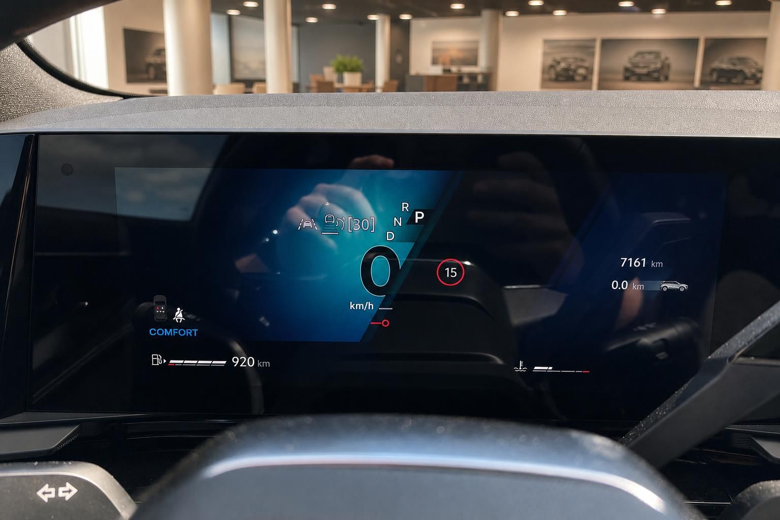 Digitales Kombiinstrument mit Tachoanzeige im Fahrzeug