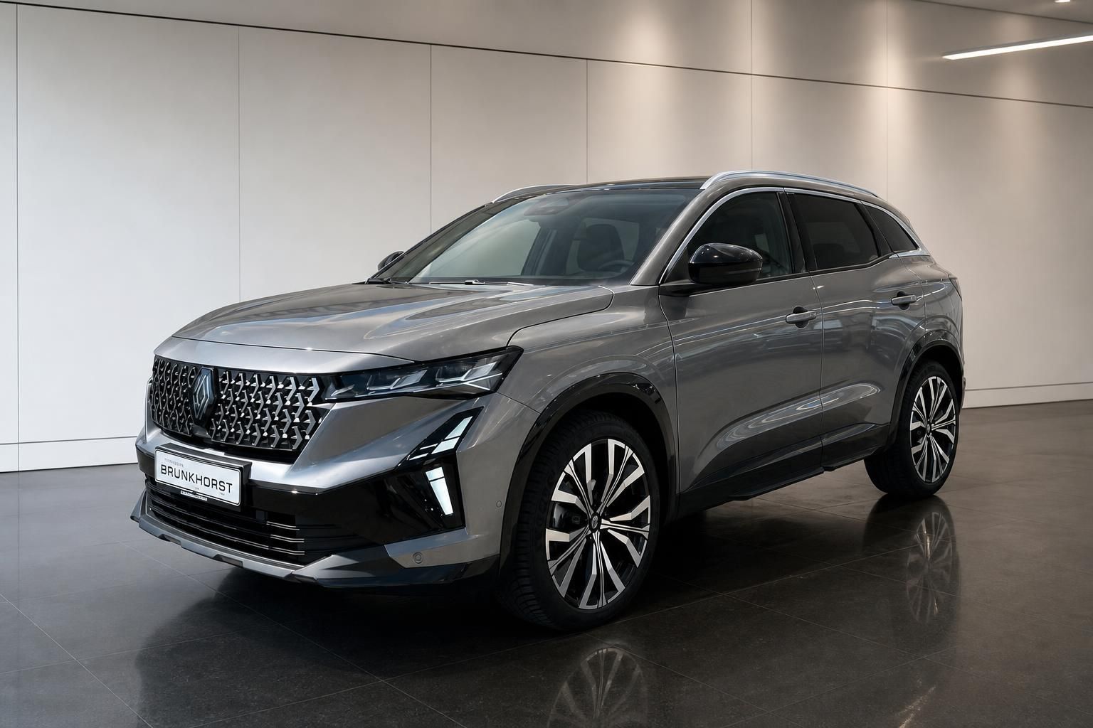 Renault SUV in Grau, Frontansicht seitlich im Showroom