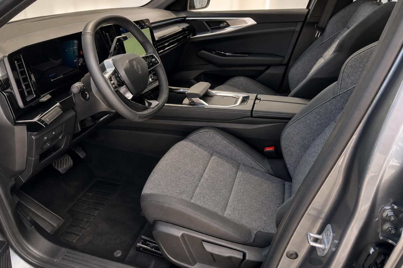 Renault Innenraum mit Vordersitzen und Armaturenbrett im Detail
