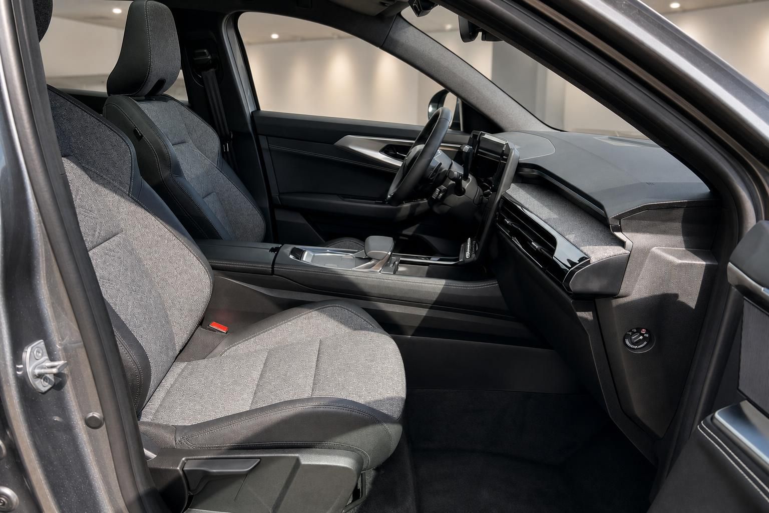 Vordersitze und Cockpit im Innenraum des Fahrzeugs