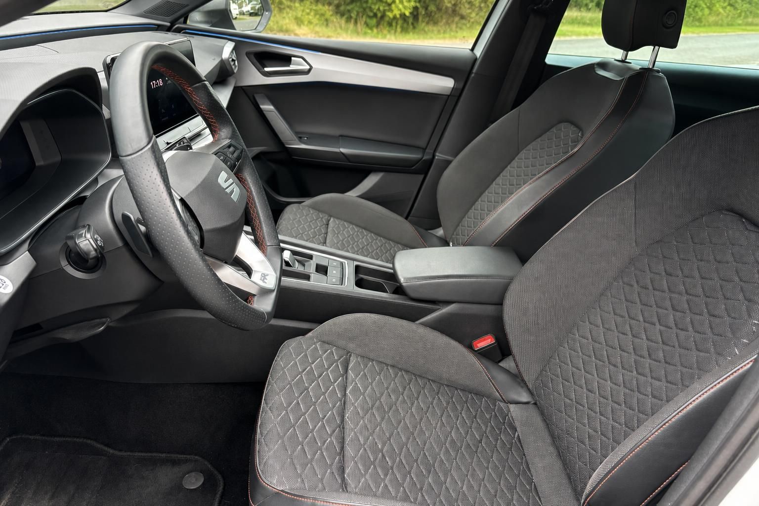 SEAT Leon Innenraum - Cockpit mit Lenkrad, Armaturenbrett und gesteppten Sitzen