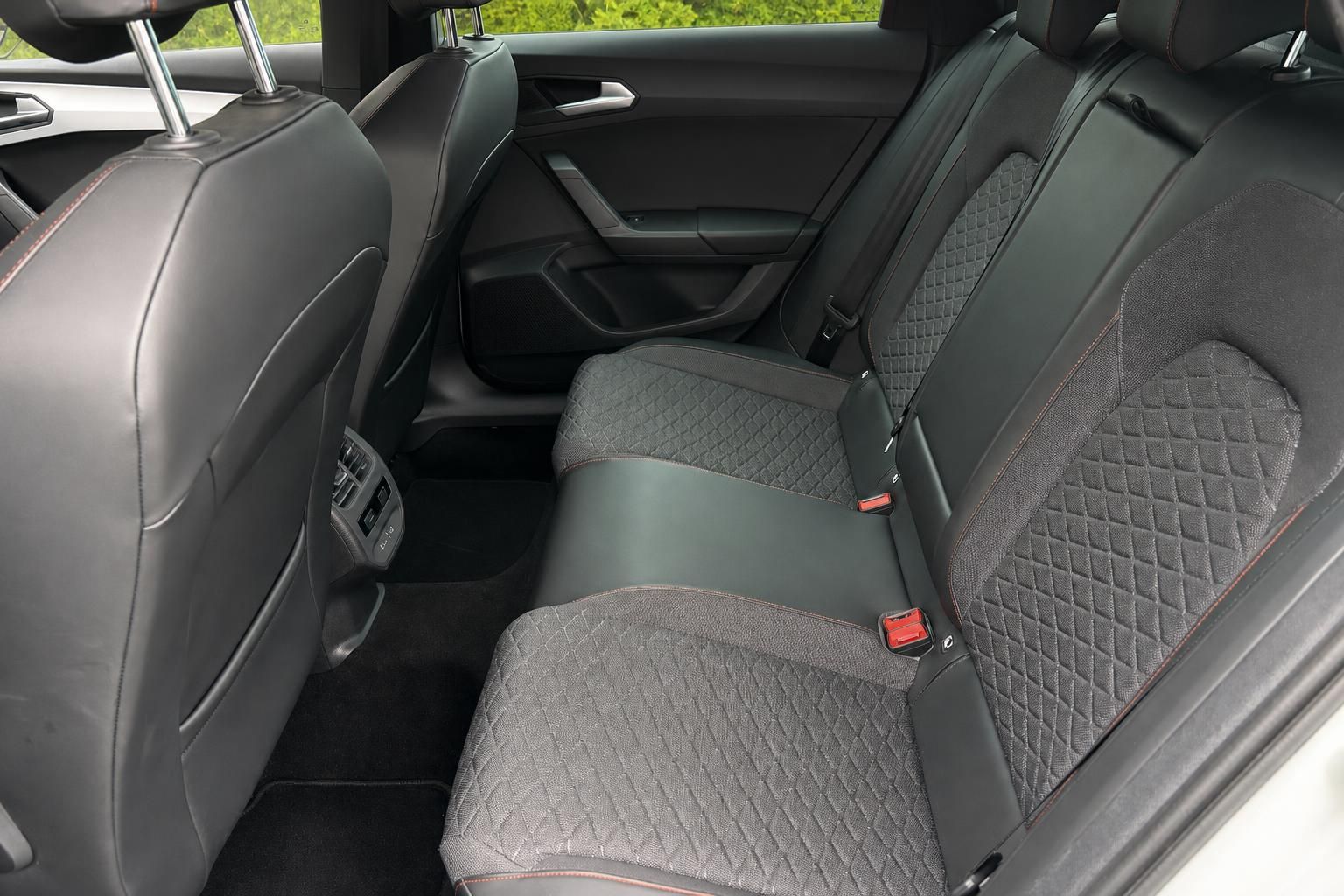 Rückbank eines SEAT mit gesteppten Alcantara-Sitzen und roten Ziernähten in elegantem Design