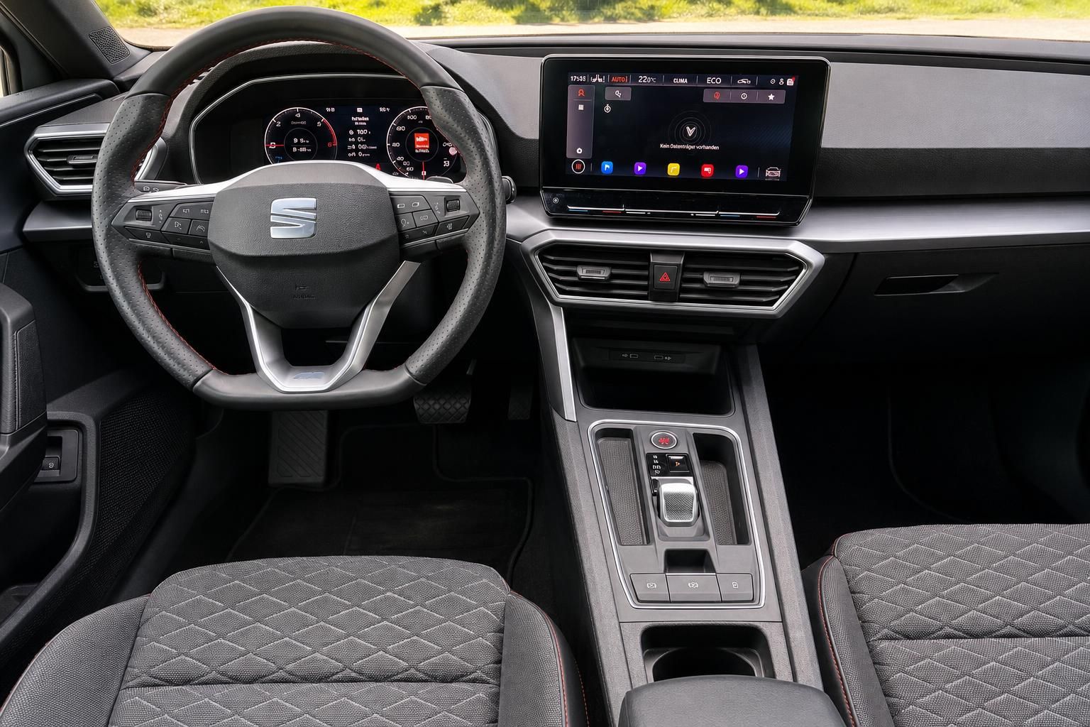 SEAT Innenraum mit modernem Cockpit, Touchscreen-Display und Sportlenkrad in dunkelgrauer Ausstattung