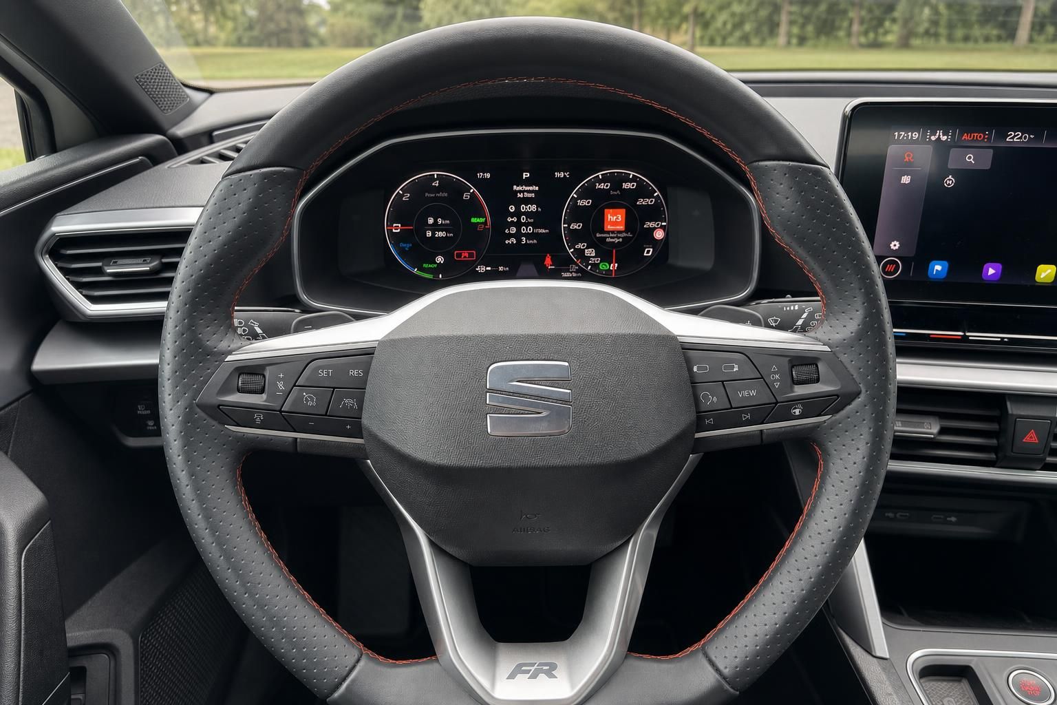SEAT FR Sportlenkrad mit perforiertem Leder, roten Nähten und digitalem Kombiinstrument