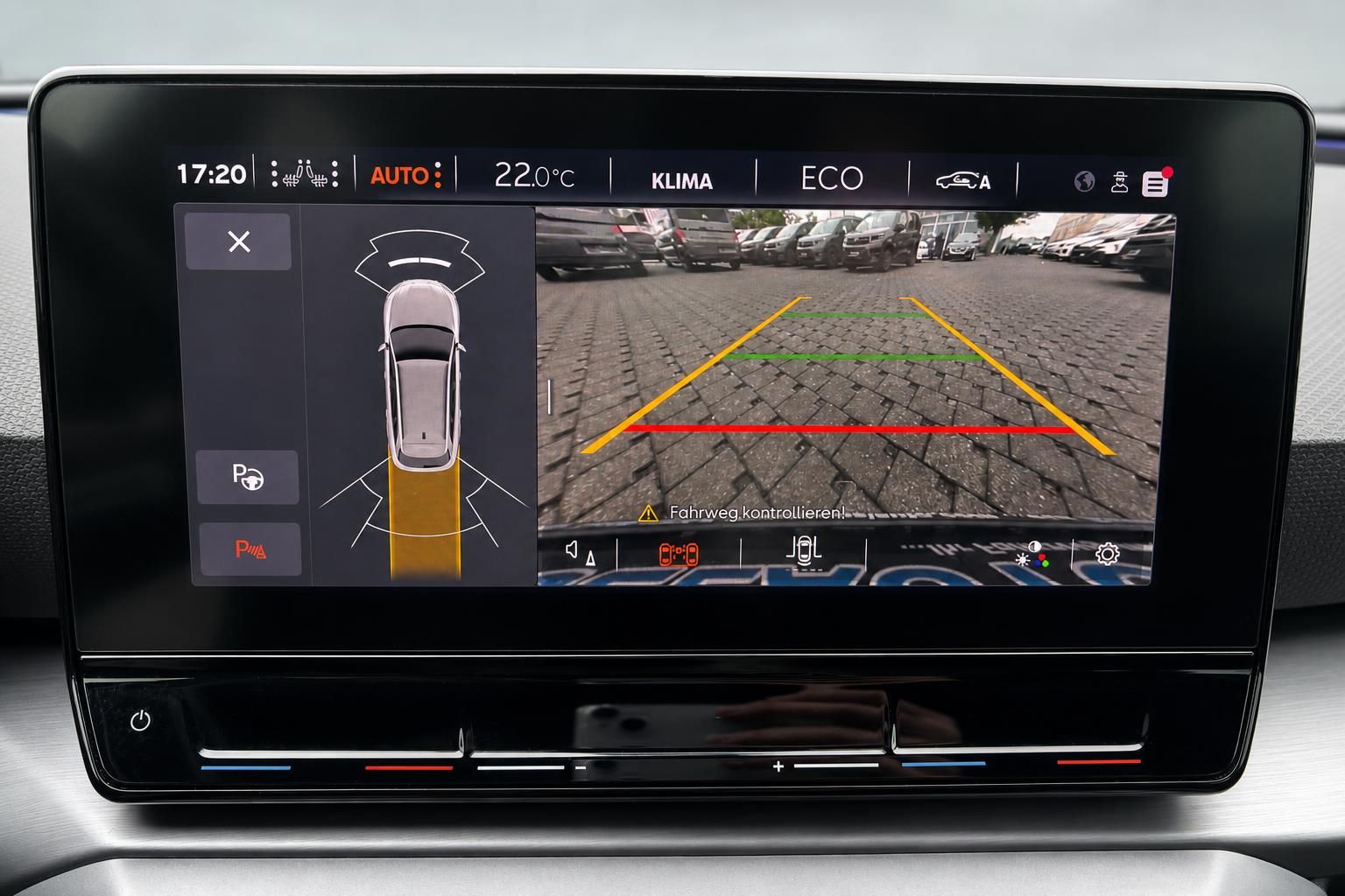 Infotainment-System mit Rückfahrkamera und Einparkhilfe-Anzeige auf modernem Touchscreen-Display
