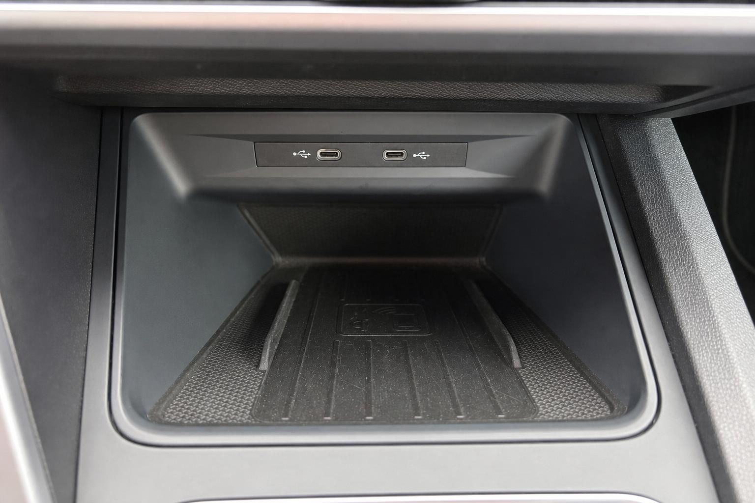 Induktive Ladestation mit USB-C Anschlüssen im Fahrzeug-Innenraum für kabelloses Smartphone-Laden