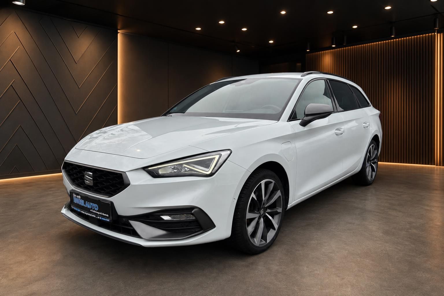 Weißer SEAT Leon e-HYBRID Schrägansicht vorne rechts - Elektro-Gebrauchtwagen bei ENGELAUTO