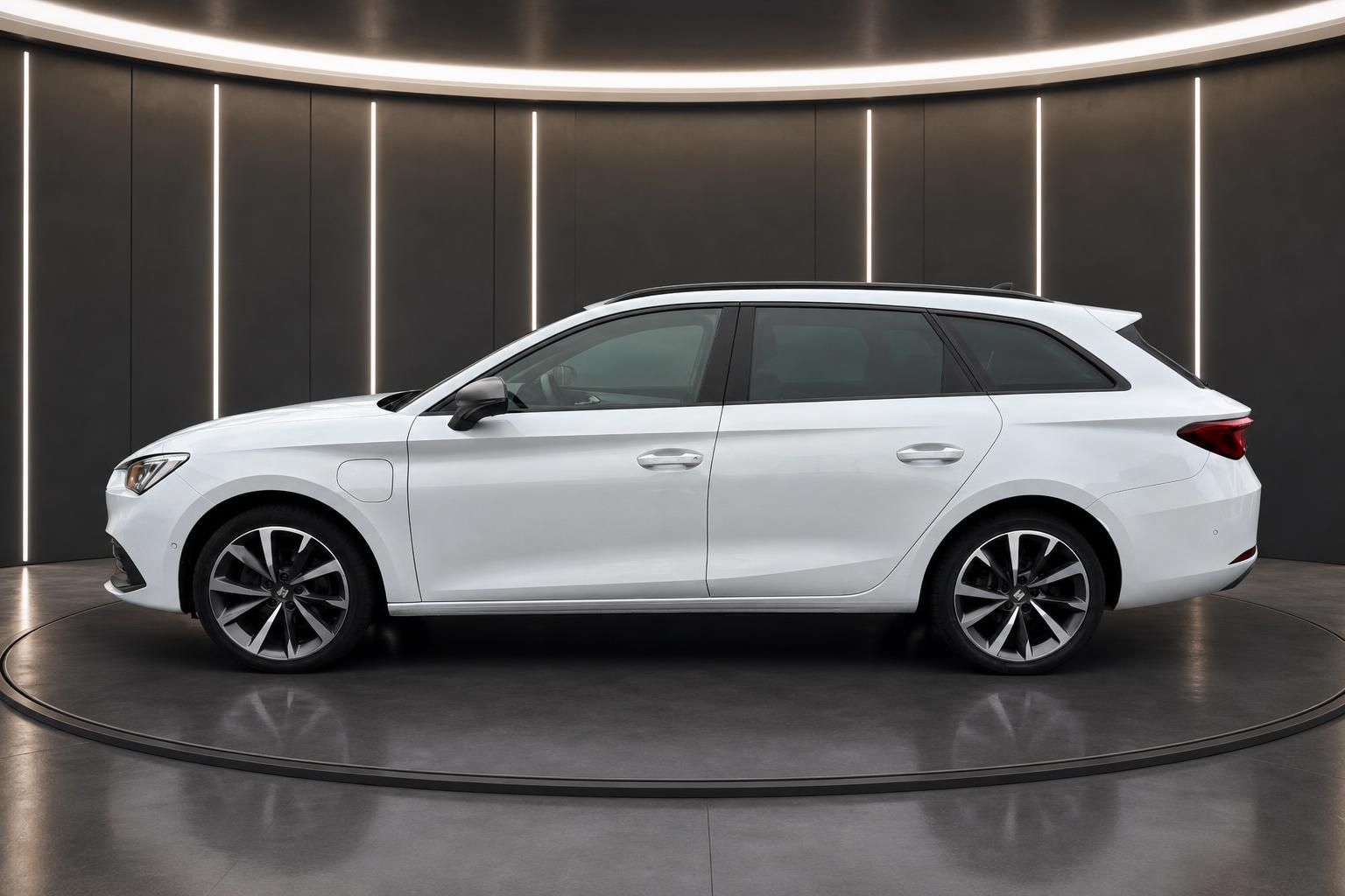 Weißer SEAT Leon ST Seitenansicht rechts - Kombi Gebrauchtwagen bei ENGELAUTO