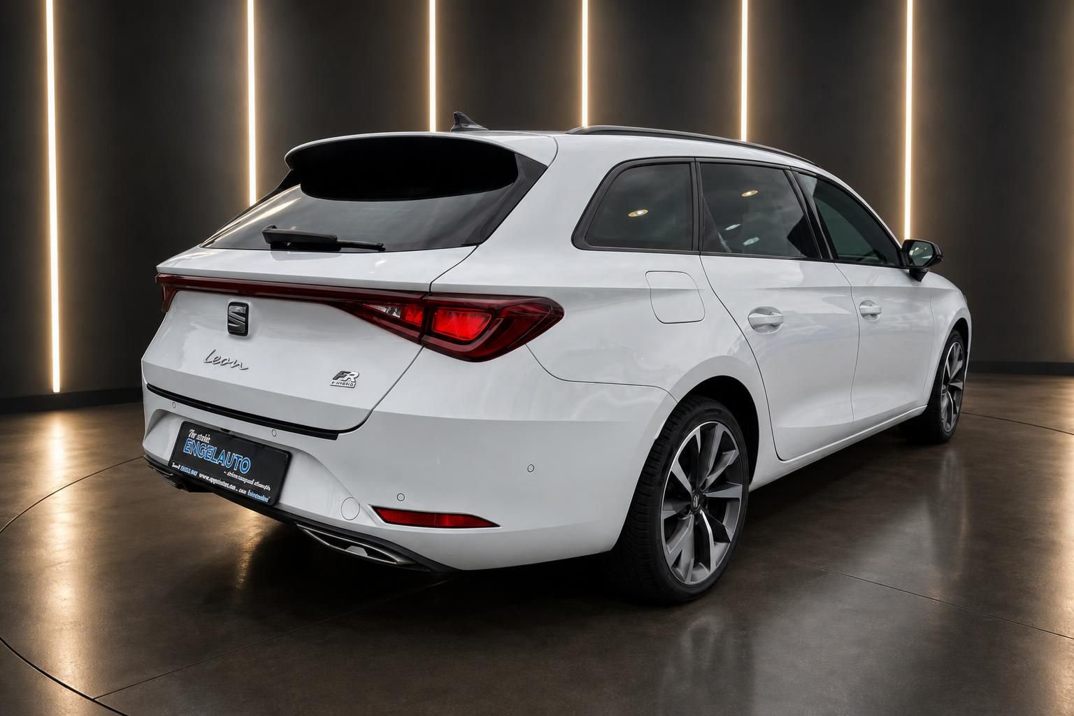 Weißer SEAT Leon Heckansicht mit FR-Ausstattung - Gebrauchtwagen bei ENGELAUTO