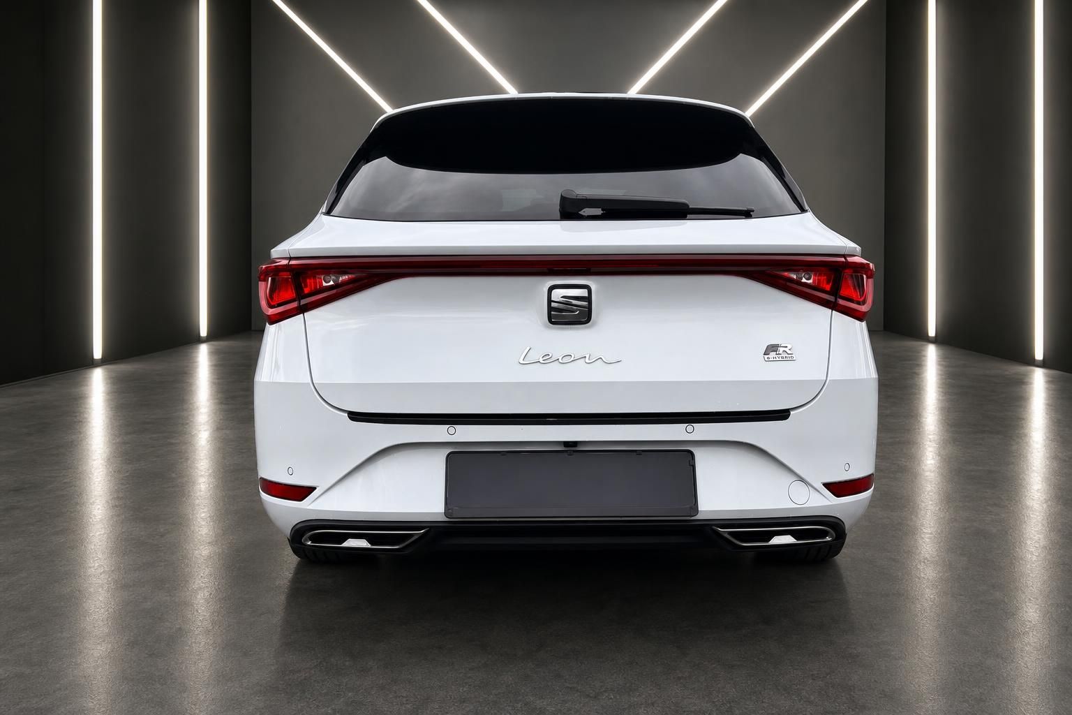 SEAT Leon in weiß - Heckansicht mit modernem Design und LED-Rückleuchten