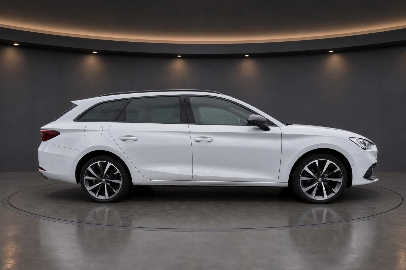 SEAT Leon weißer Kombi - Seitenansicht mit eleganter Silhouette und modernen Felgen