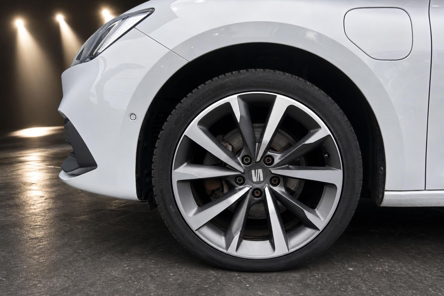 SEAT Leon Detailansicht - Rad mit Leichtmetallfelge und VA Logo