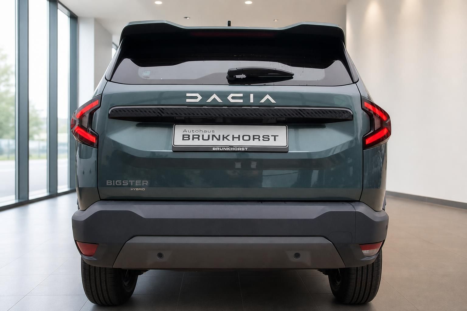 Dacia Bigster Hybrid SUV grün Heckansicht im Autohaus Brunkhorst