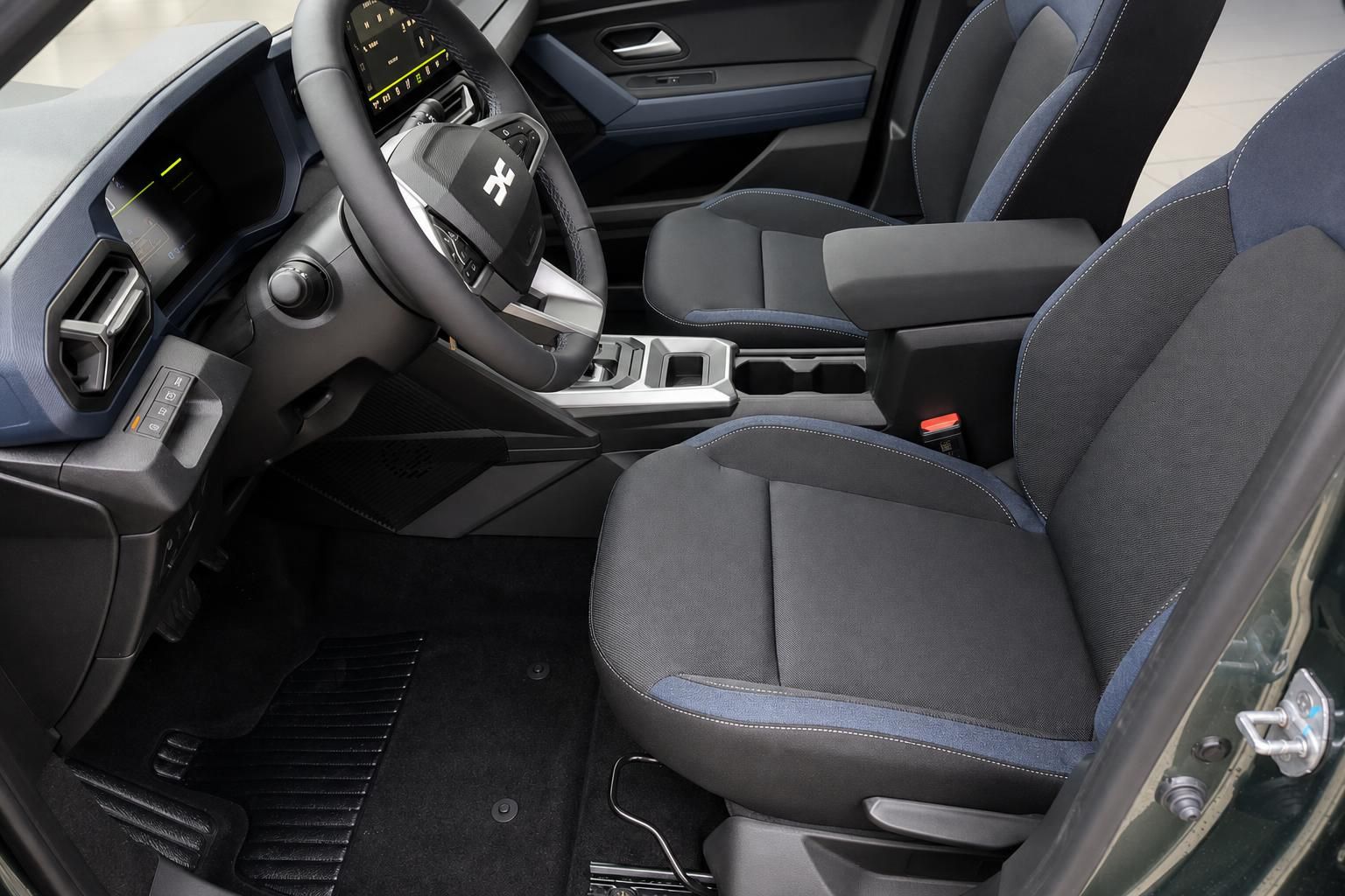 Dacia Bigster Innenraum Vordersitze mit blau-grauem Stoff und Mittelkonsole