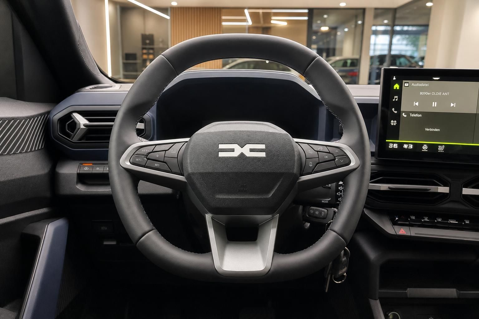 Dacia Duster Lenkrad mit Logo und Infotainment-Touchscreen im Cockpit