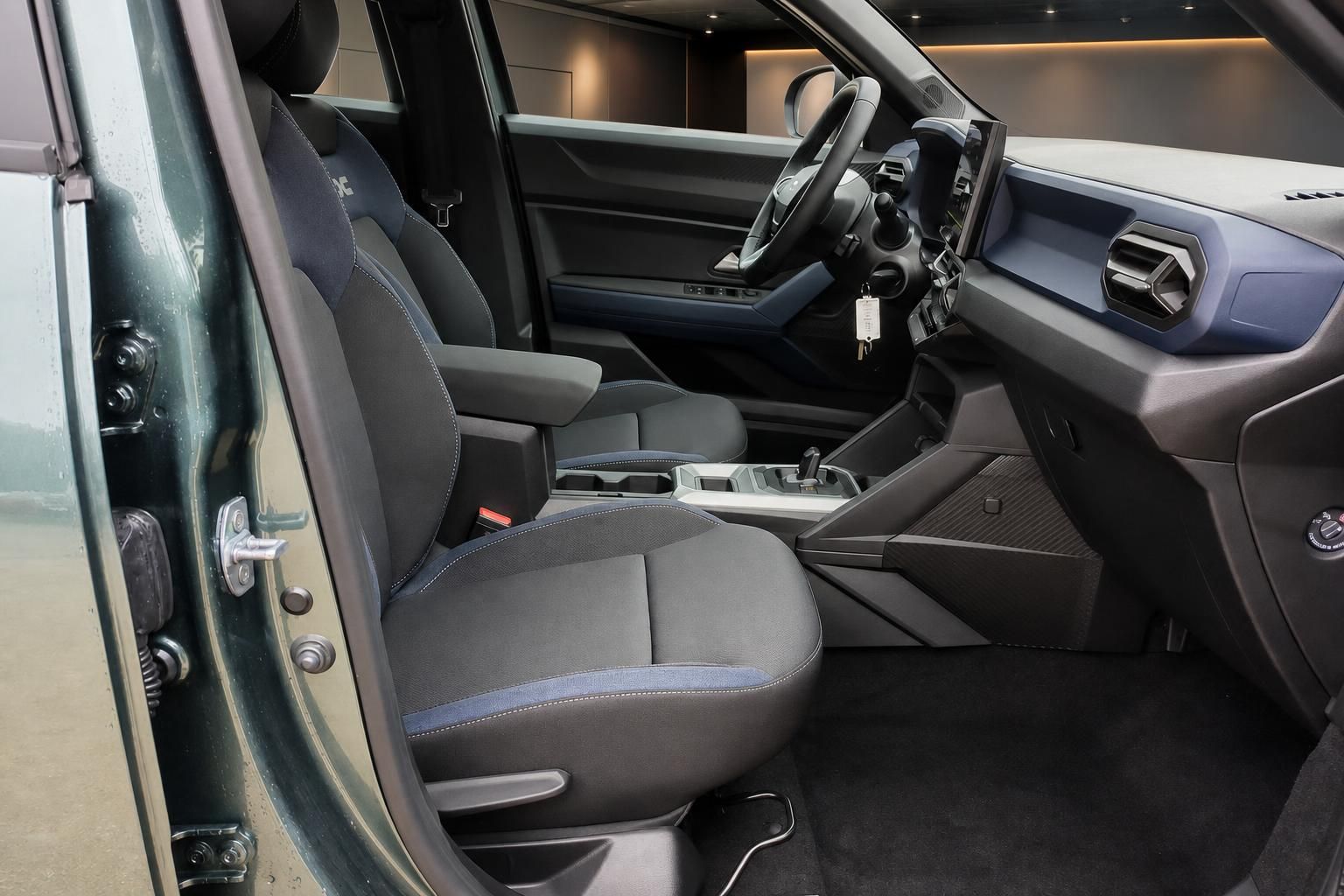 Dacia Duster Innenraum Fahrerseite mit Vordersitzen, Lenkrad und Mittelkonsole