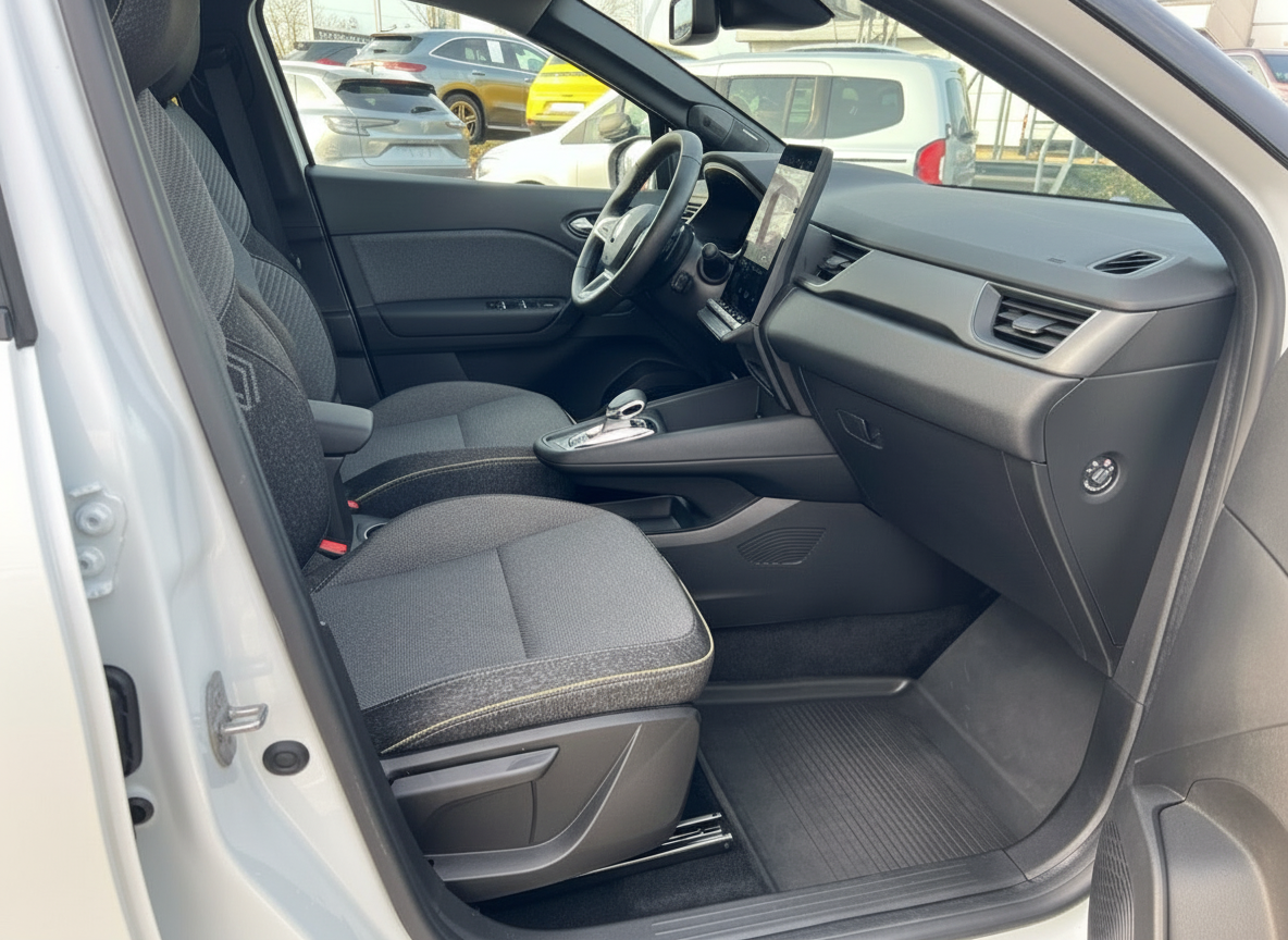 Fahrzeuginnenraum mit grauen Stoffsitzen, modernem Cockpit und digitalem Display