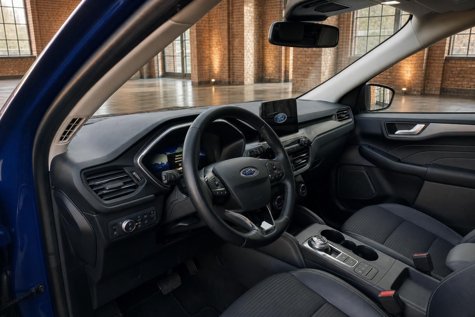 Ford Innenraum mit Cockpit, Lenkrad und schwarzen Sitzen