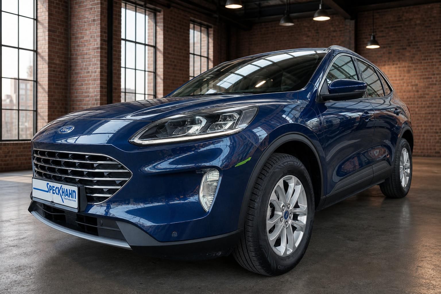 Ford Kuga blau metallic Frontansicht in moderner Fahrzeughalle