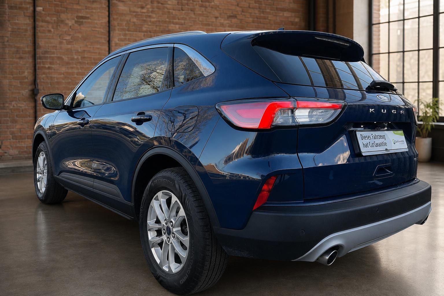 Ford Kuga blau Heckansicht seitlich mit Rücklichtern und Alufelgen