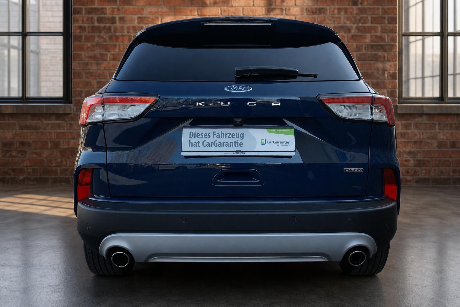 Ford Kuga Hybrid blau Heckansicht mit CarGarantie Kennzeichenhalter