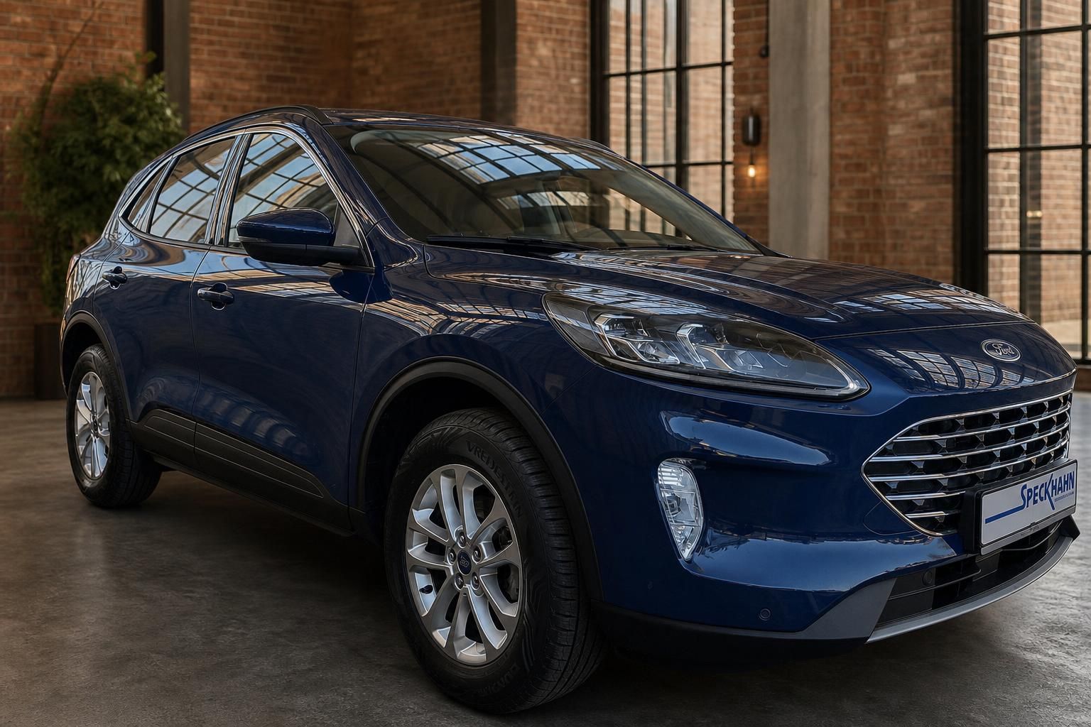Ford Kuga blau metallic Frontansicht schräg in Loft-Ambiente