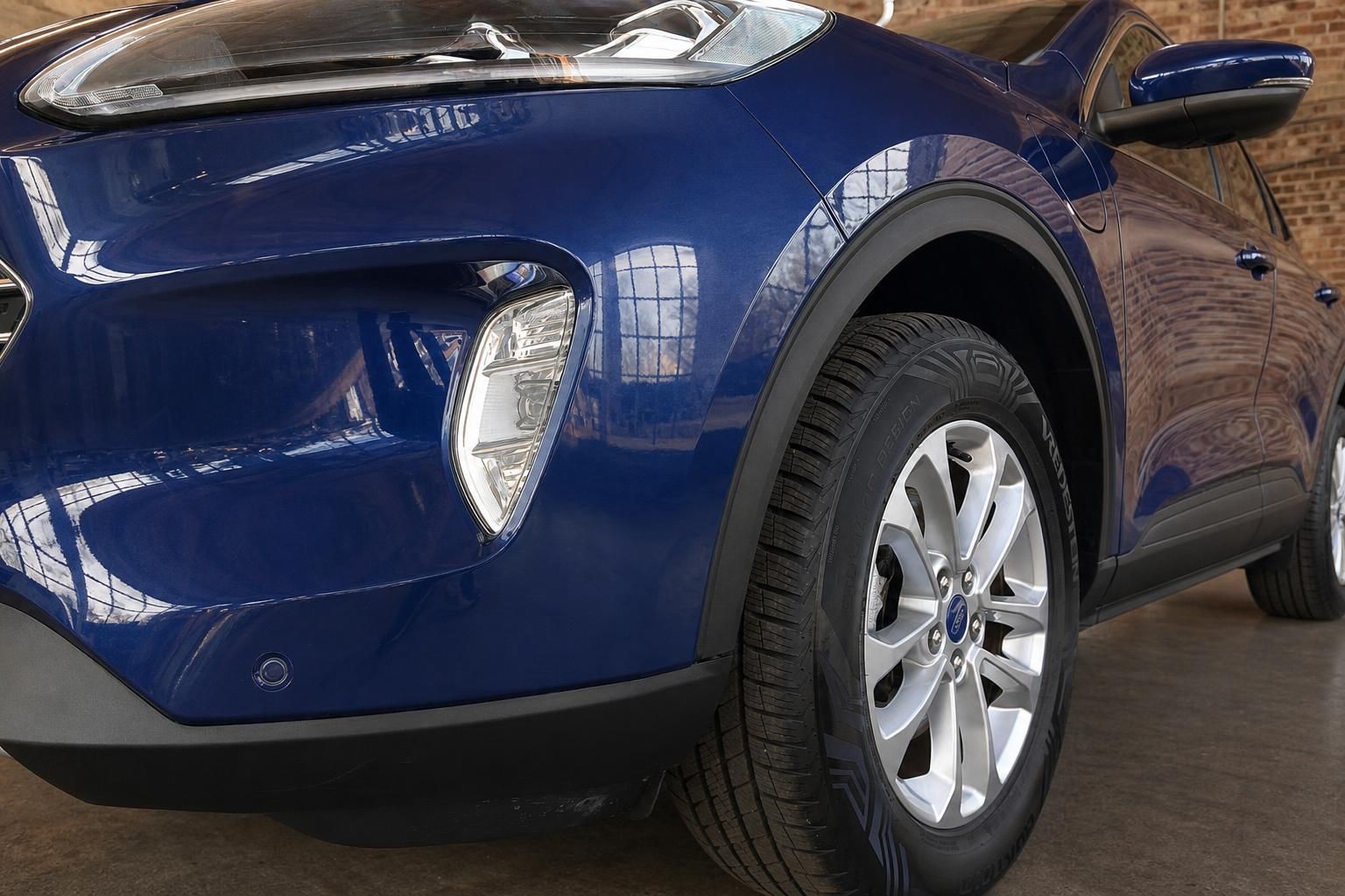 Ford SUV blau, Detailansicht Frontstossstange und Felge