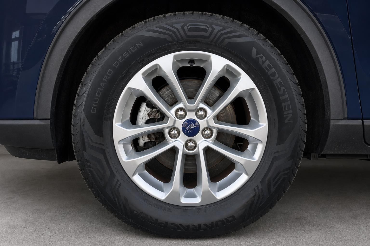 Ford Leichtmetallfelge mit Vredestein Reifen im Detail