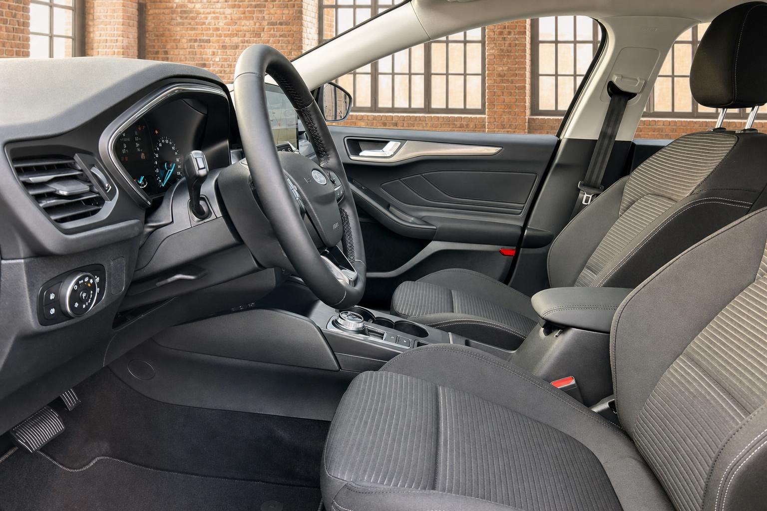 Ford Innenraum mit Blick auf Vordersitze, Lenkrad und Mittelkonsole