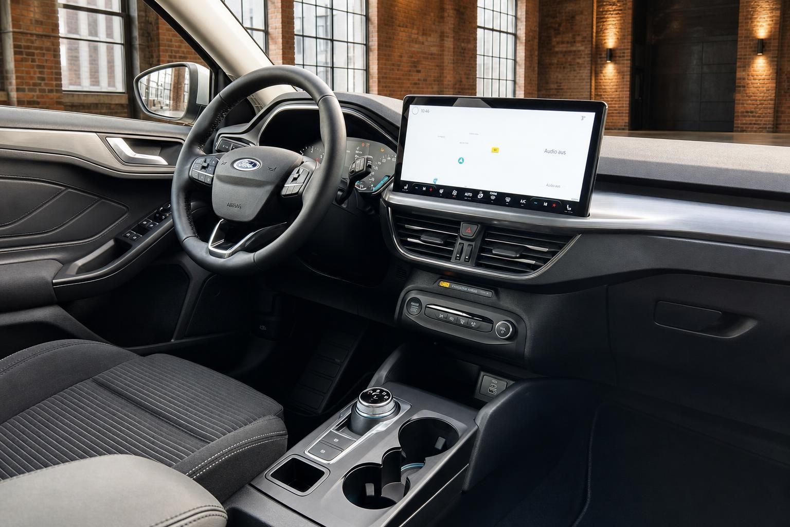 Ford Cockpit mit Touchscreen, Lenkrad und Mittelkonsole im Detail