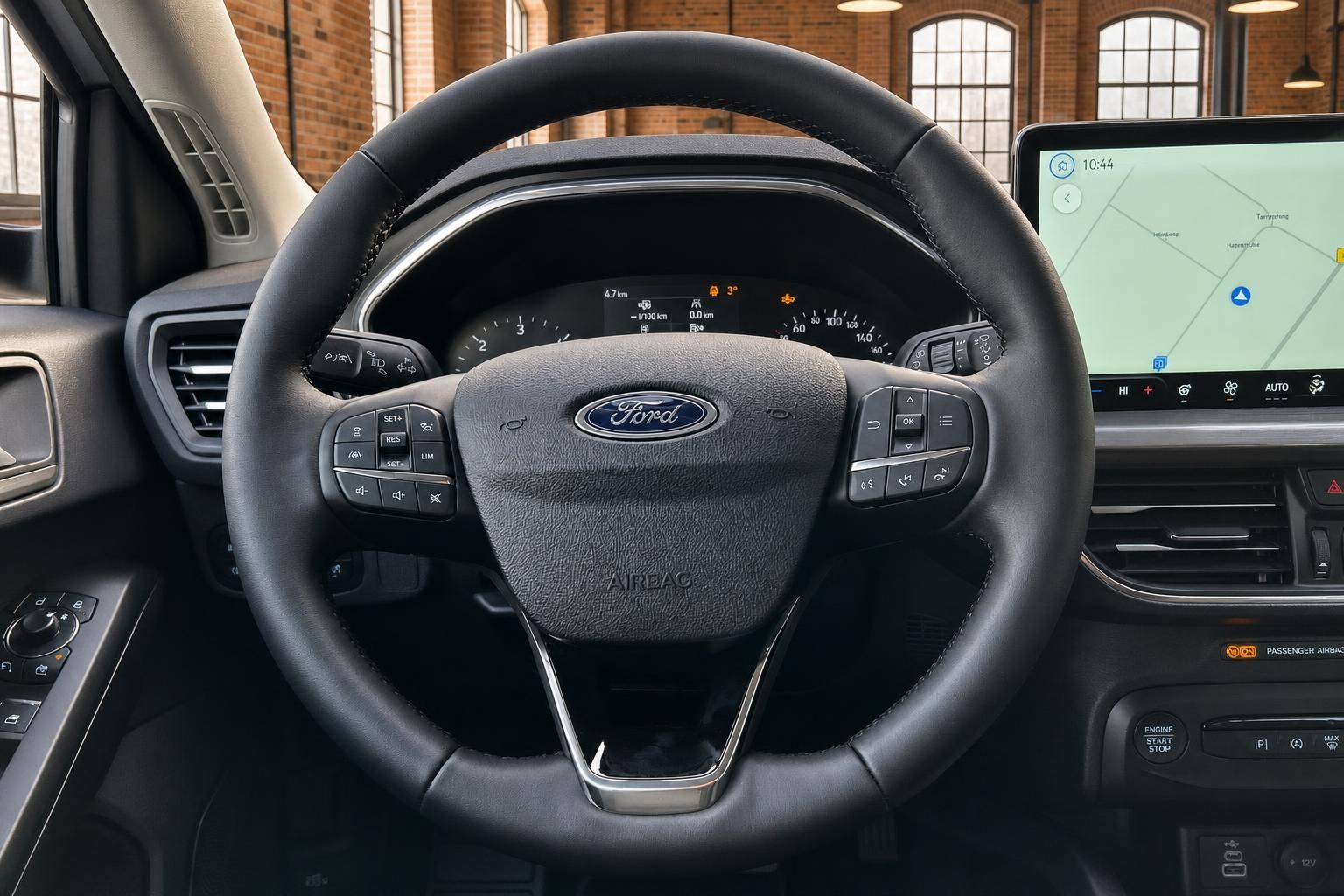 Ford Lenkrad mit Bedienelementen und Navigationsdisplay im Fokus