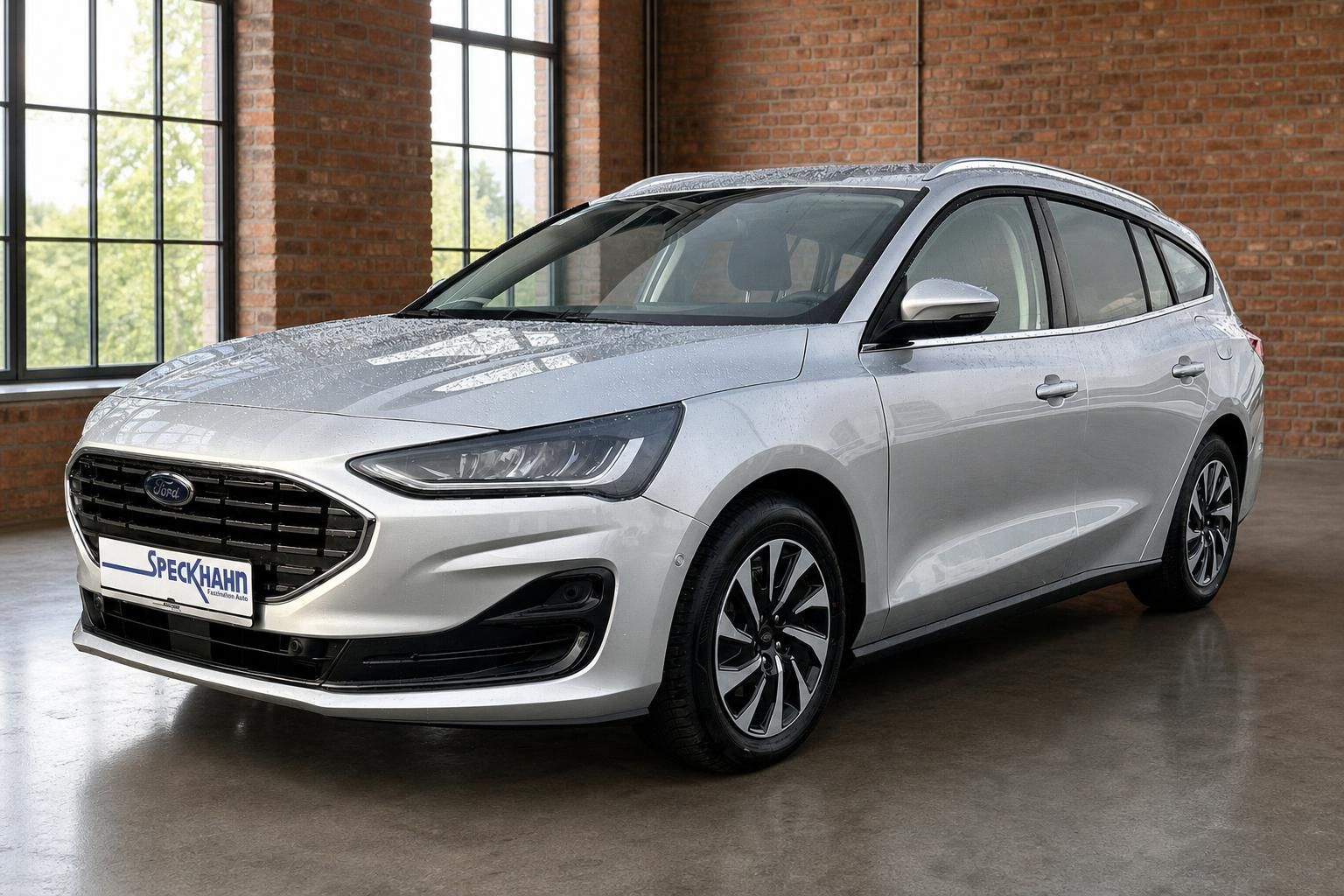 Ford Focus Turnier silber Seitenansicht vor Backsteinwand