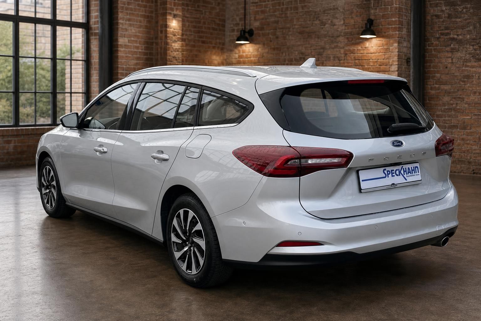 Ford Focus Turnier weiss Heckansicht seitlich in Fabrikhalle