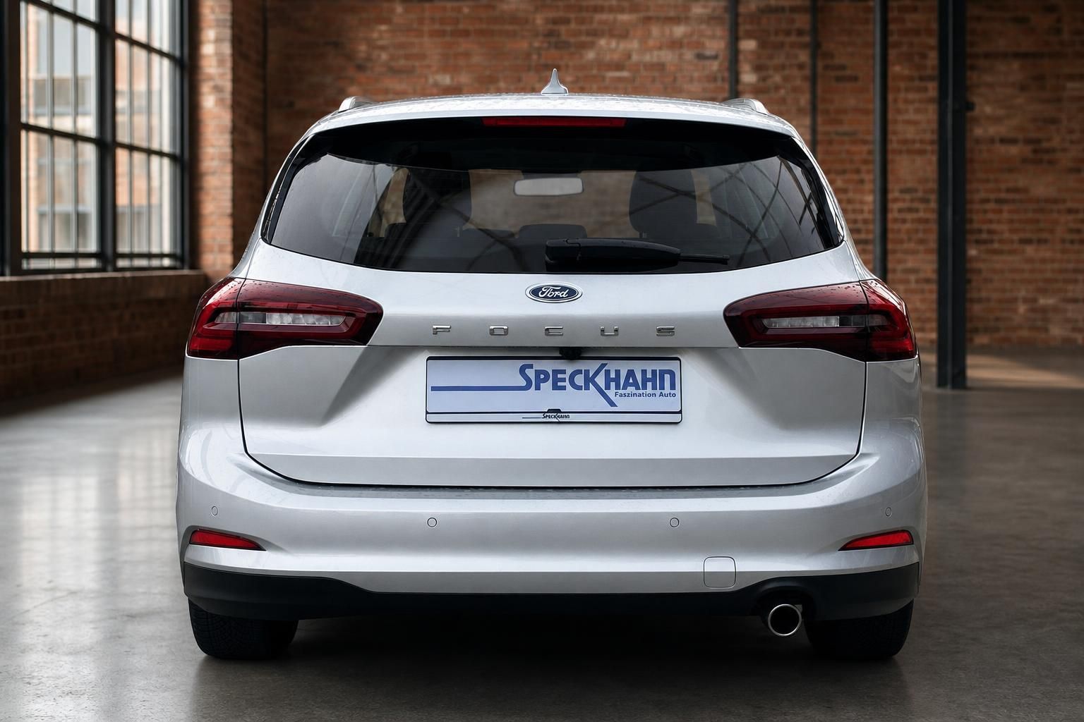 Ford Focus Turnier weiss Heckansicht mit Kennzeichenhalter Speckhahn