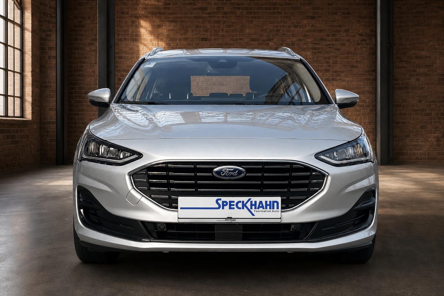 Ford Focus Kombi silber Frontansicht mit Kühlergrill in Fahrzeughalle