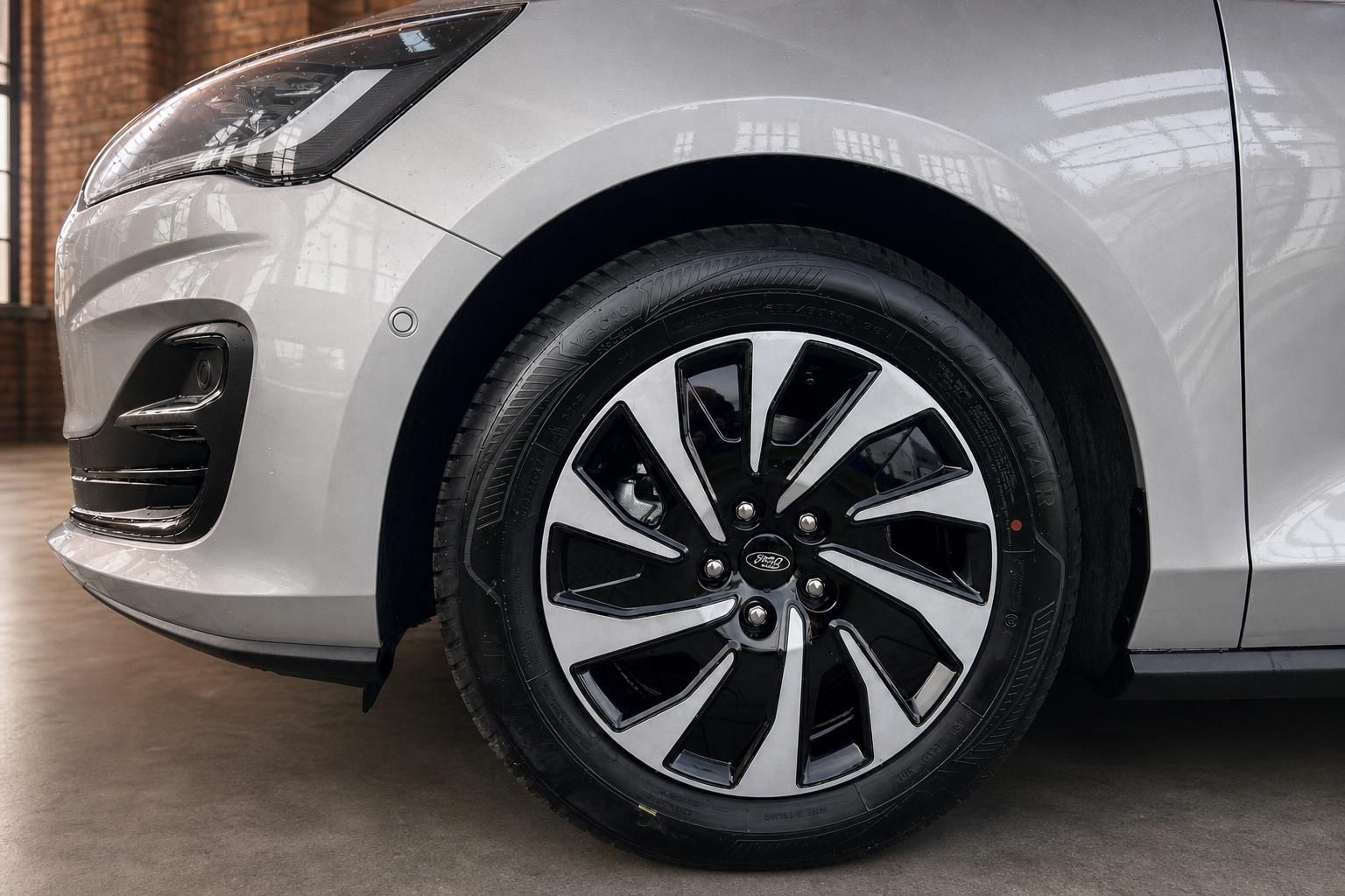 Ford Focus silber Detailansicht Felge und Vorderrad mit LED-Scheinwerfer