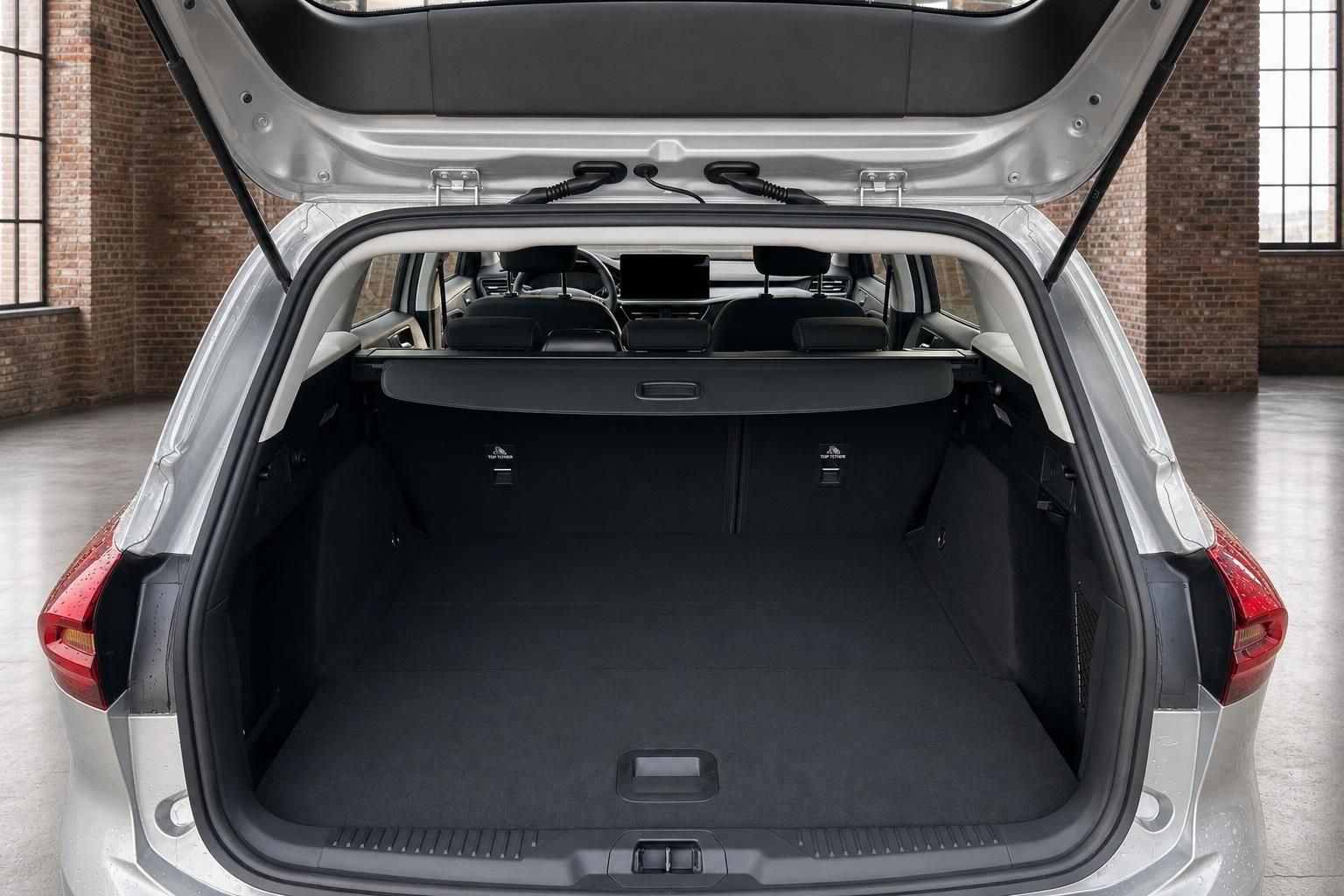 Ford Focus Kombi Kofferraum mit geöffneter Heckklappe und viel Ladevolumen
