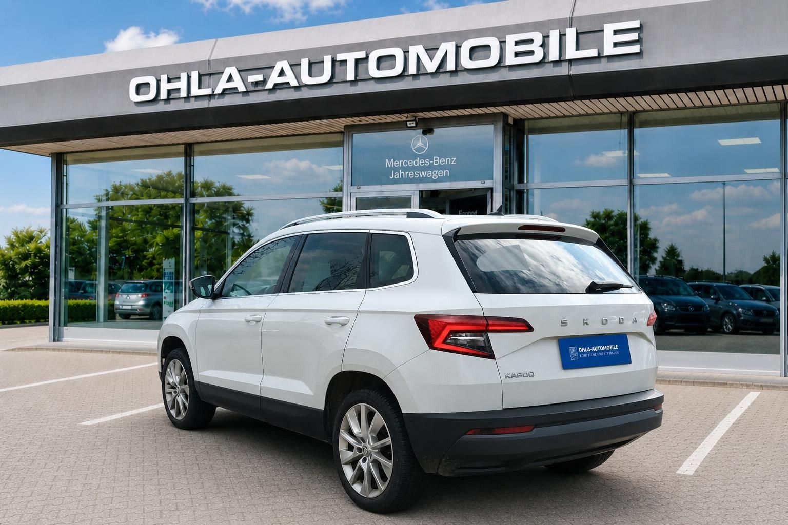 Škoda Karoq weiß, Heckansicht vor Autohaus Ohla-Automobile