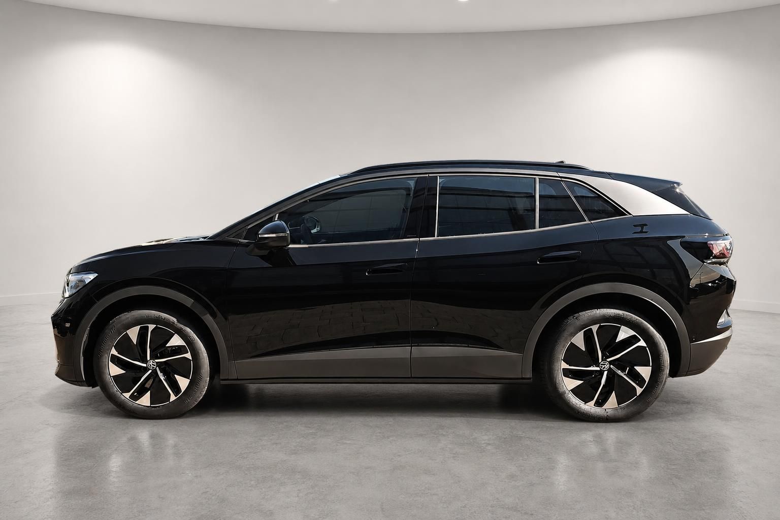 VW ID.4 schwarz Seitenprofil in rundem Studio